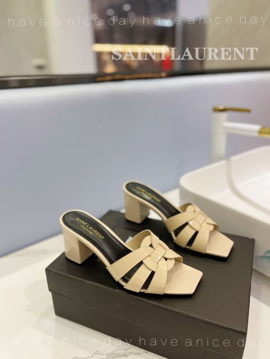 Yves Saint Laurent Patent Leather Mid Heel Shoes Elegant Comfortable Dress Footwear
