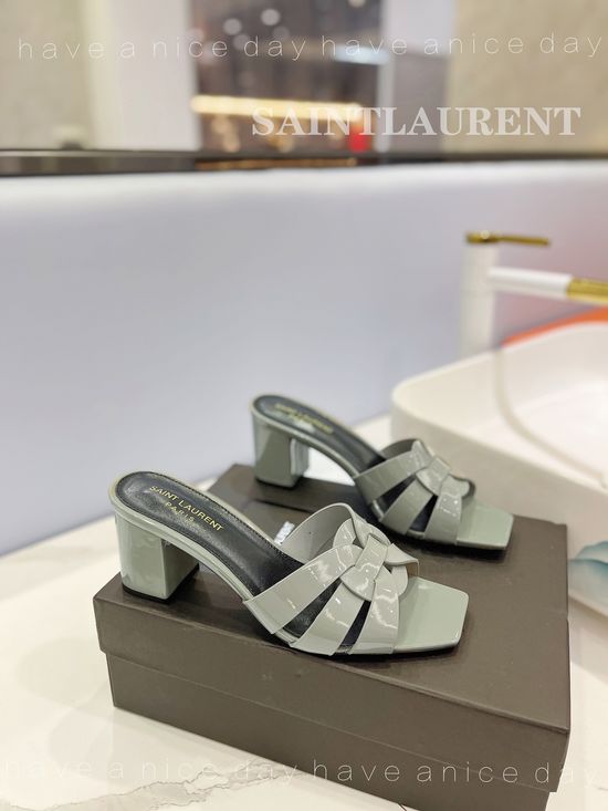 Yves Saint Laurent Patent Leather Mid Heel Shoes Elegant Comfortable Dress Footwear