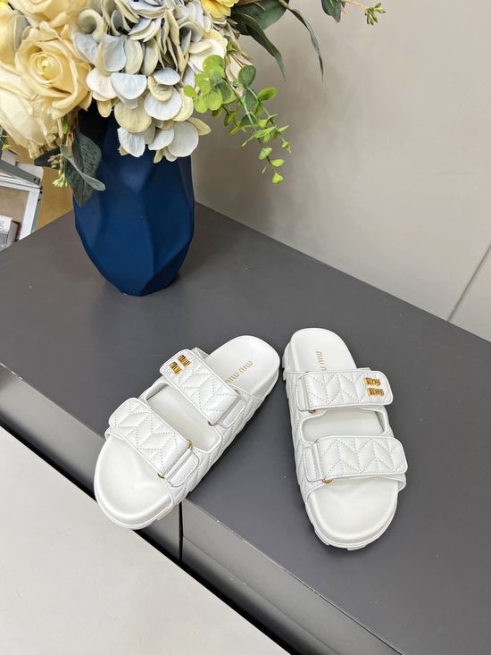 Miu Miu Elegant Embroidered Flat Slippers Comfortable Sheepskin Footwear