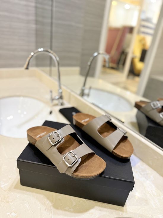 Yves Saint Laurent Stylish Thick-Soled Flip-Flops for Casual Wear