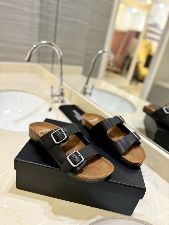 Yves Saint Laurent Stylish Thick-Soled Flip-Flops for Casual Wear