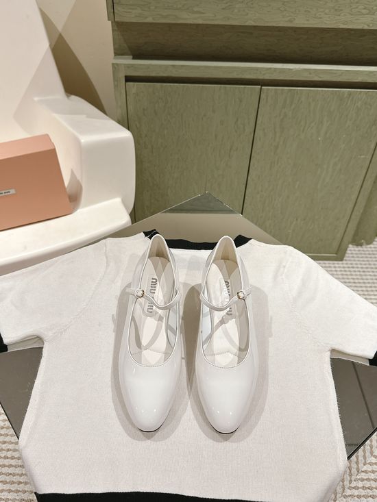 Miu Miu Classic Pointed Toe Leather Mid Heel Dress Shoes