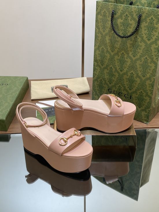 Gucci Grain Leather Buckle Decor Platform Heeled Sandals