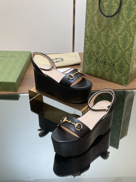 Gucci Grain Leather Buckle Decor Platform Heeled Sandals