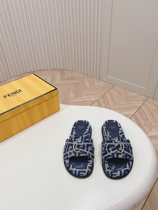 Fendi Classic Monogram Buckle Decor Premium Textured Casual Slides