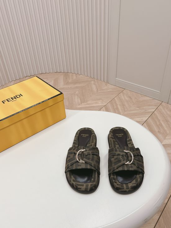 Fendi Classic Monogram Buckle Decor Premium Textured Casual Slides