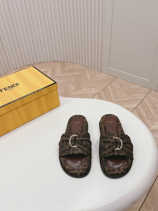 Fendi Classic Monogram Buckle Decor Premium Textured Casual Slides