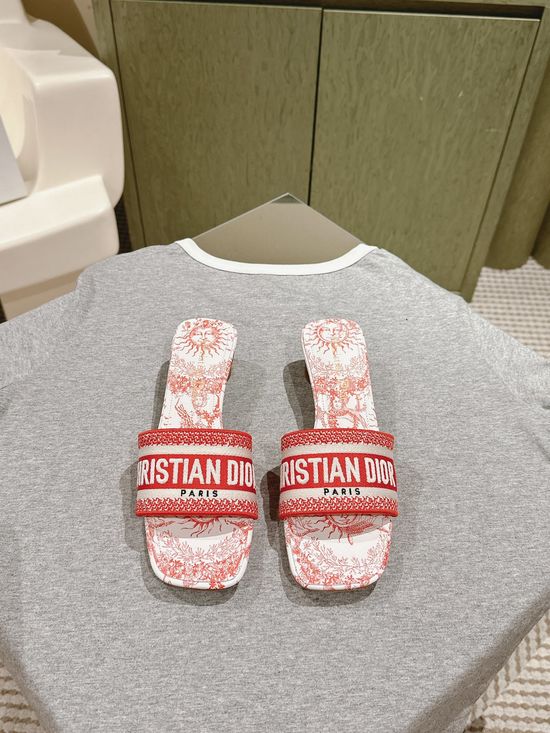 Gucci Embroidered Comfort Slide Sandals with Premium Leather Insole