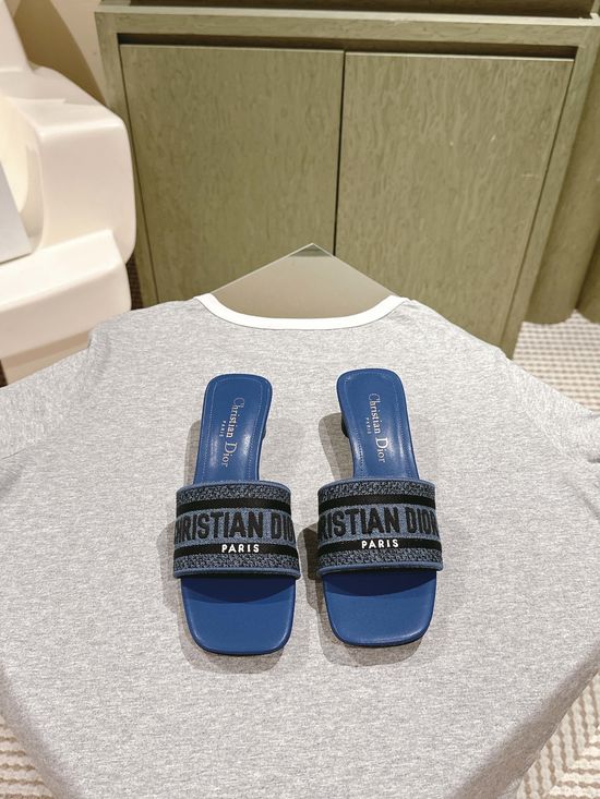 Gucci Embroidered Comfort Slide Sandals with Premium Leather Insole