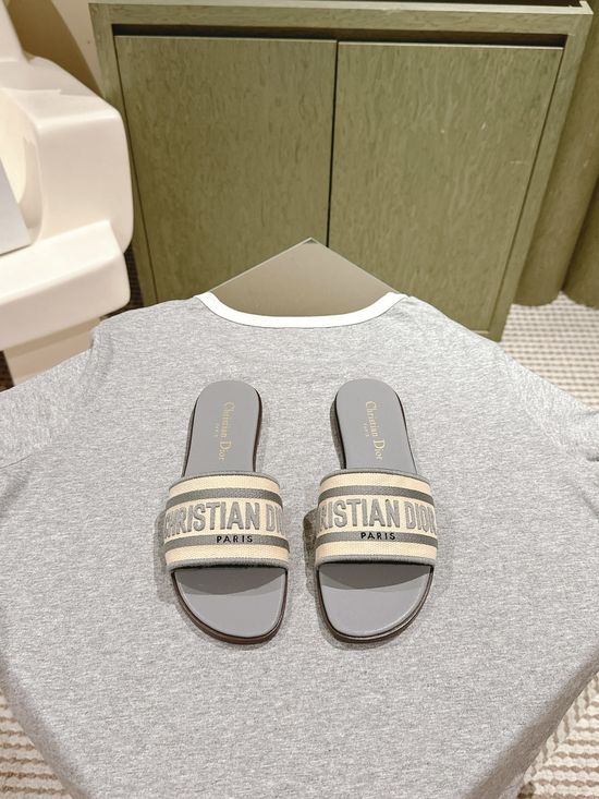 Gucci Embroidered Comfort Slide Sandals with Premium Leather Insole