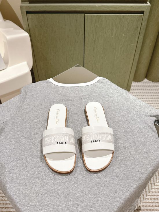 Gucci Embroidered Comfort Slide Sandals with Premium Leather Insole