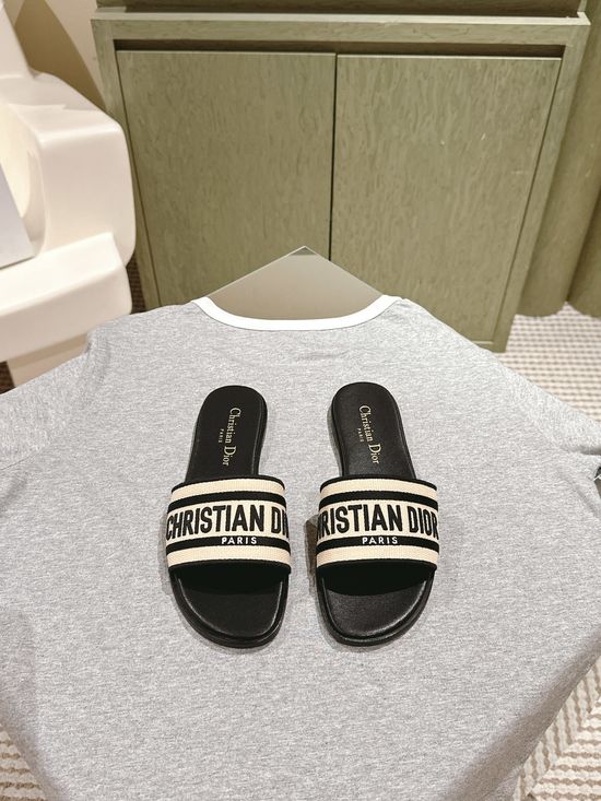 Gucci Embroidered Comfort Slide Sandals with Premium Leather Insole