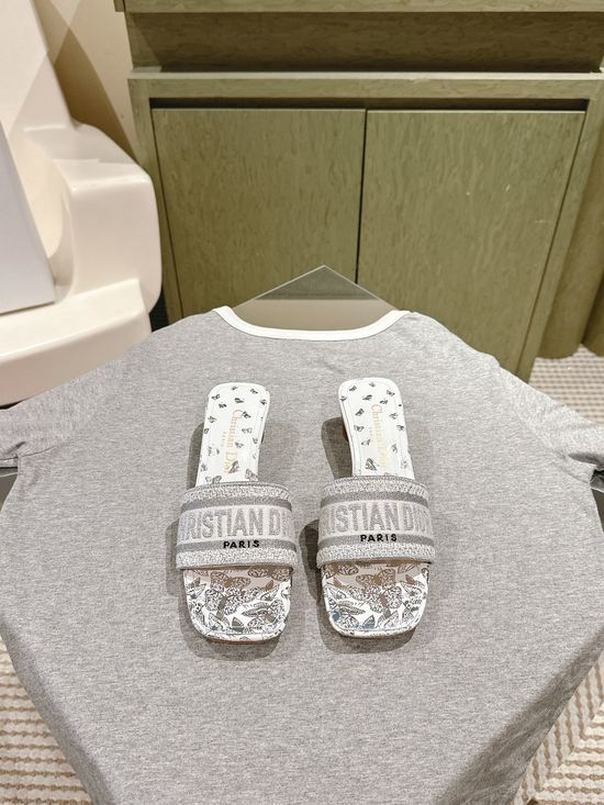 Gucci Embroidered Comfort Slide Sandals with Premium Leather Insole