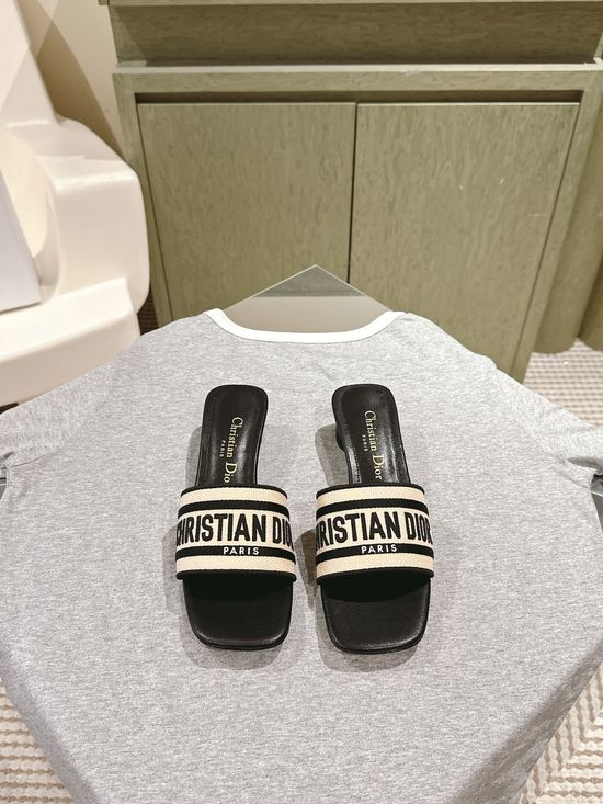 Gucci Embroidered Comfort Slide Sandals with Premium Leather Insole