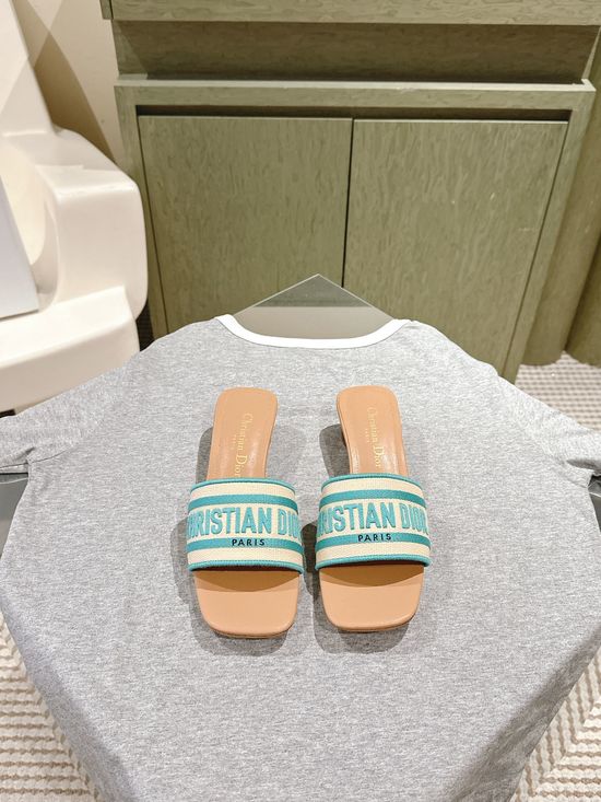 Gucci Embroidered Comfort Slide Sandals with Premium Leather Insole