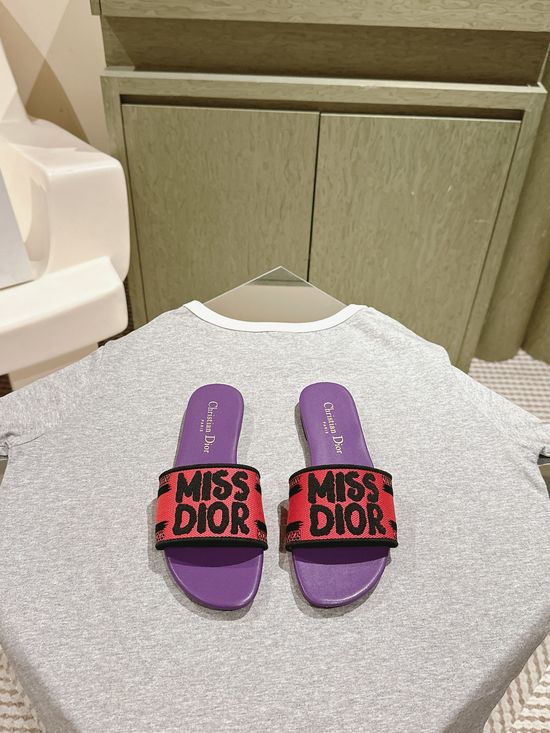 Gucci Embroidered Comfort Slide Sandals with Premium Leather Insole