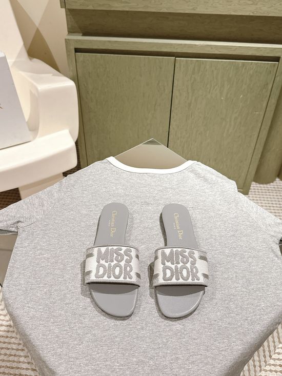 Gucci Embroidered Comfort Slide Sandals with Premium Leather Insole