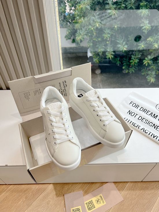Golden Goose Classic Distressed Style Versatile Daily Sneakers