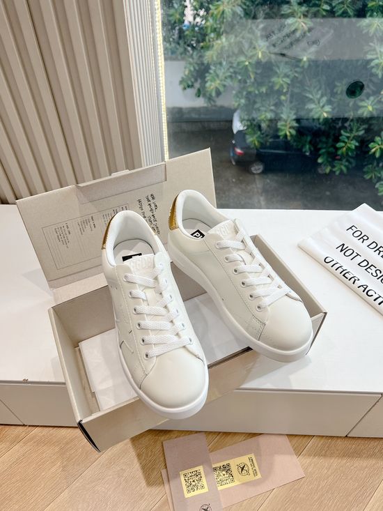 Golden Goose Classic Distressed Style Versatile Daily Sneakers