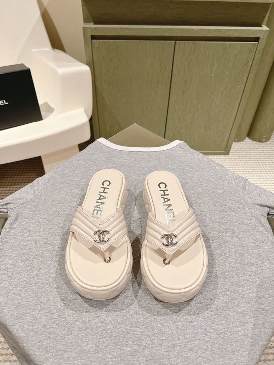 Gucci Classic Embroidered Logo Leather Slides