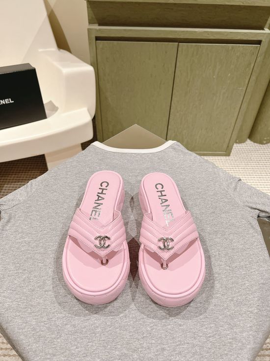 Gucci Classic Embroidered Logo Leather Slides