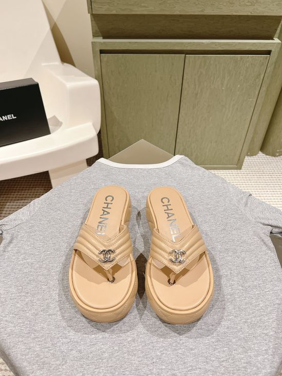 Gucci Classic Embroidered Logo Leather Slides