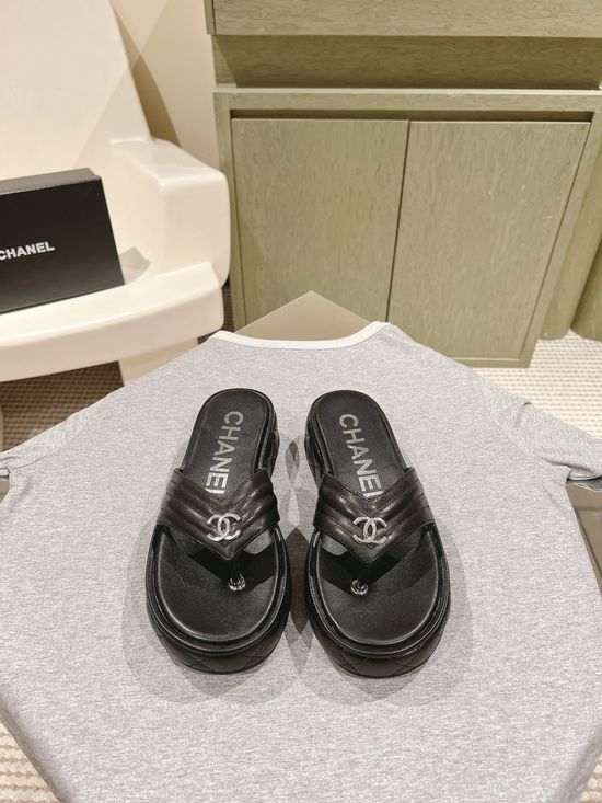 Gucci Classic Embroidered Logo Leather Slides