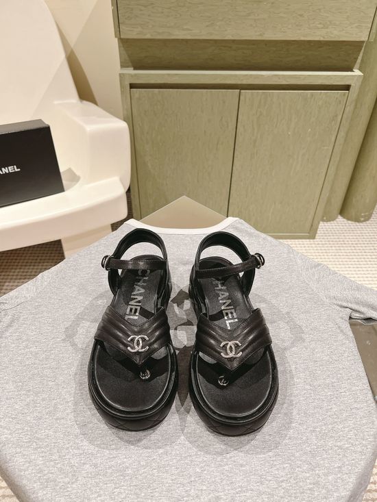 Gucci Classic Embroidered Logo Leather Slides