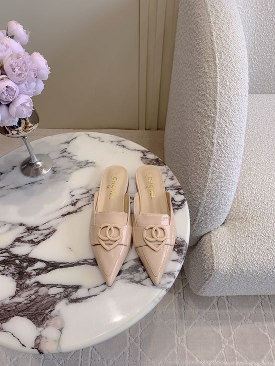 Chanel Elegant Pointed Toe Patent Leather Low Heel Shoes