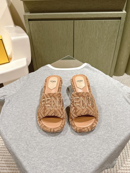 Fendi Premium Design Slippers Comfortable Leather Lining Low Heel
