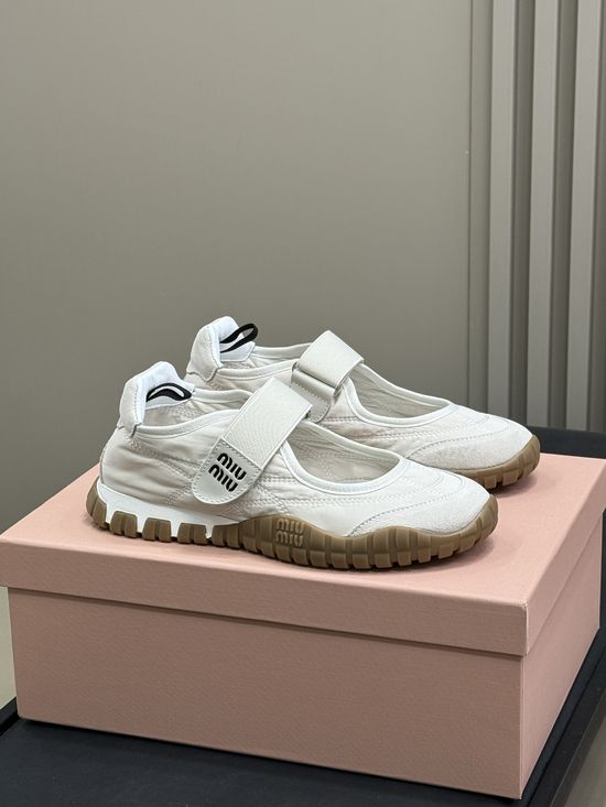 Miu Miu Cooperative Stylish Sneakers Simple Lines Light Sole