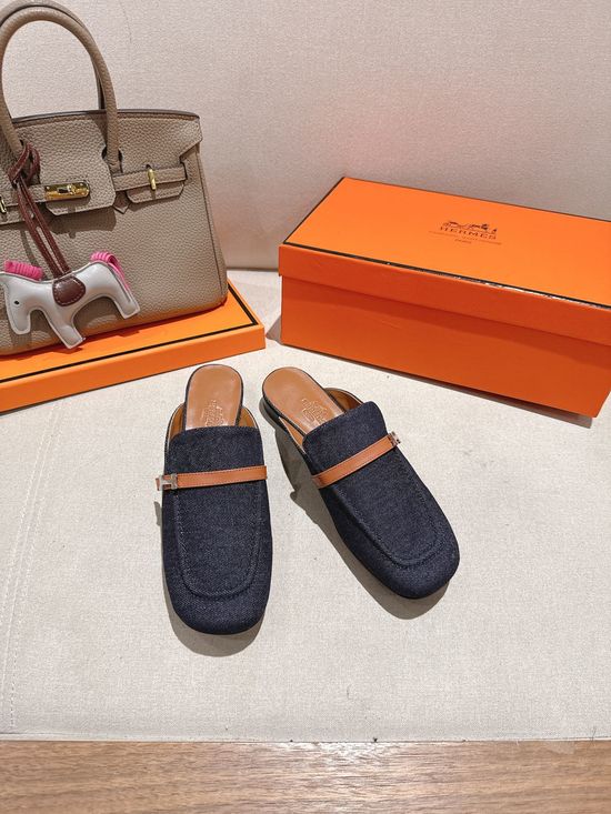 Hermes Elegant Leather Ballet Flats with Decorative Buckle