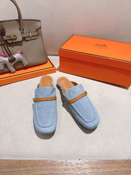 Hermes Elegant Leather Ballet Flats with Decorative Buckle
