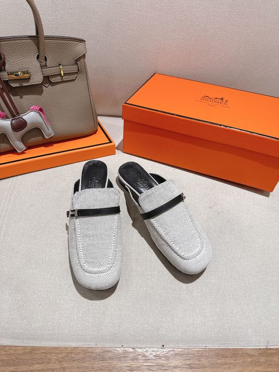 Hermes Elegant Leather Ballet Flats with Decorative Buckle