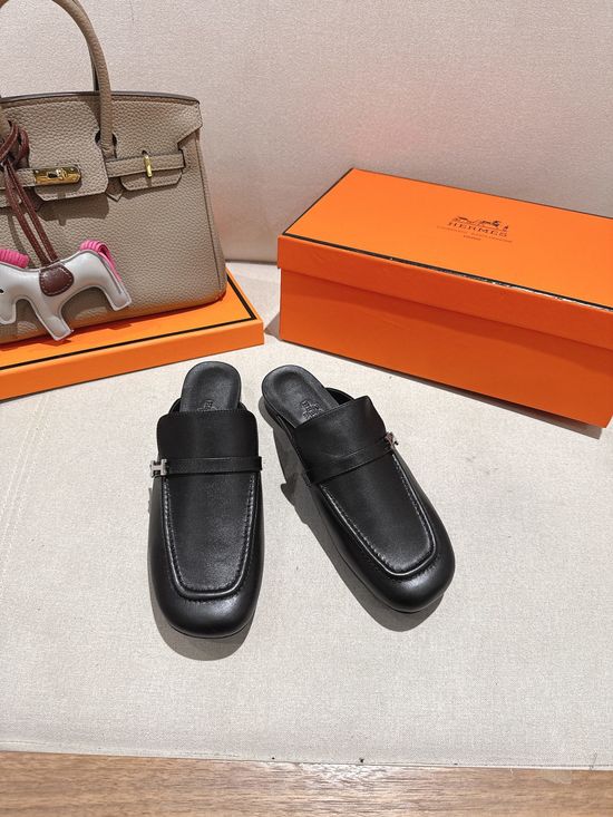 Hermes Elegant Leather Ballet Flats with Decorative Buckle