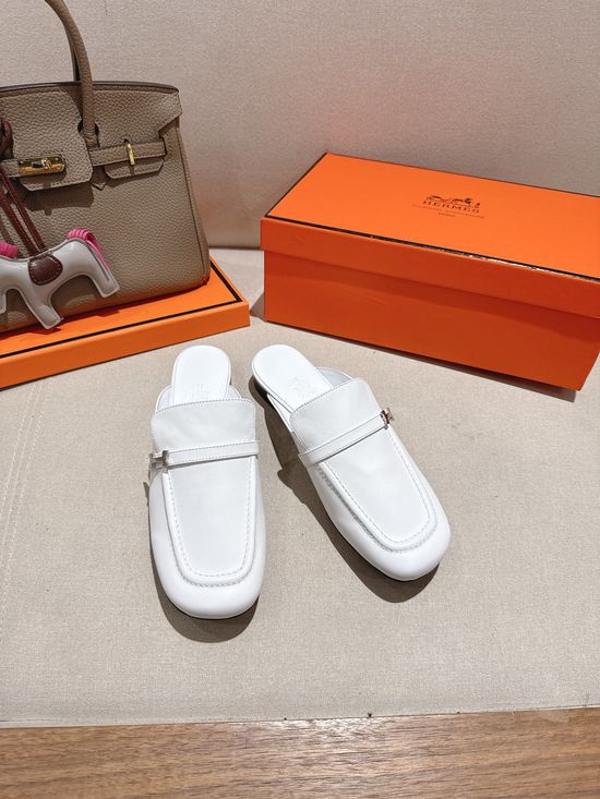 Hermes Elegant Leather Ballet Flats with Decorative Buckle