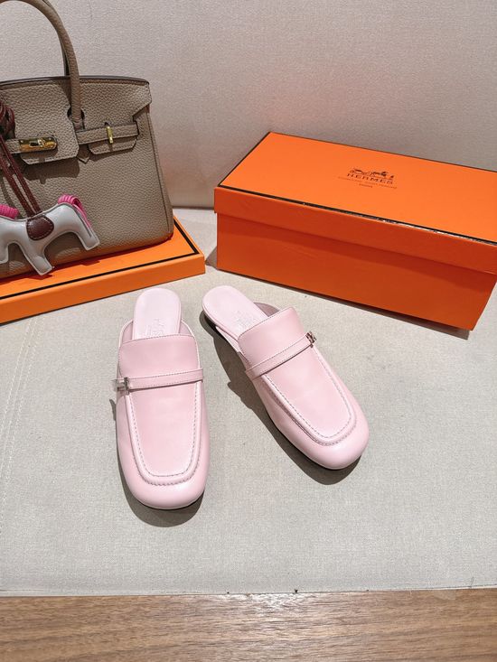 Hermes Elegant Leather Ballet Flats with Decorative Buckle