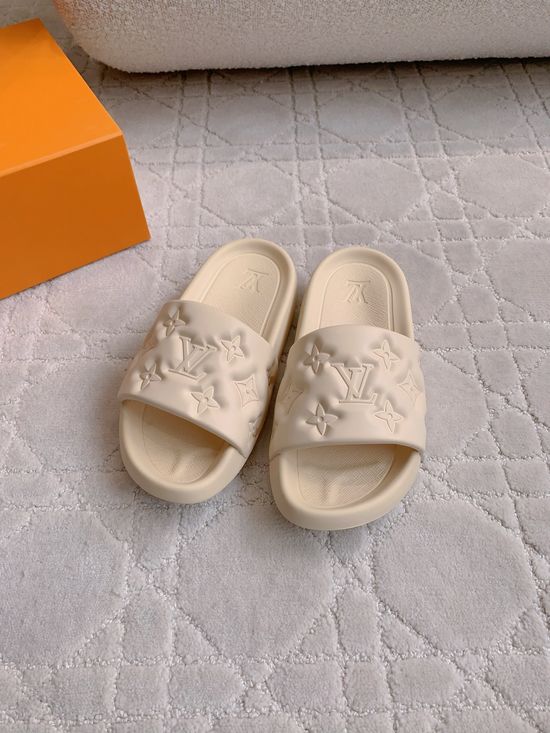 Louis Vuitton Classic Monogram Casual Beach Slides