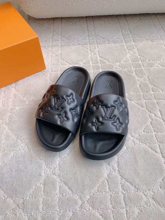 Louis Vuitton Classic Monogram Casual Beach Slides