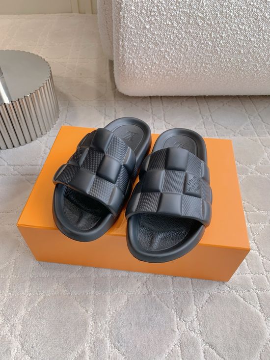 Louis Vuitton Classic Checkered Casual Beach Slides