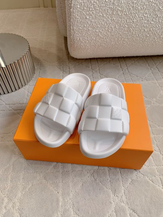 Louis Vuitton Classic Checkered Casual Beach Slides