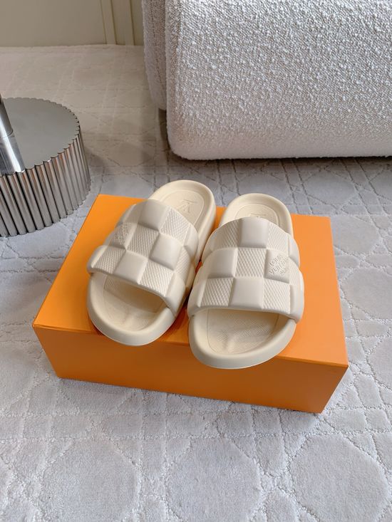 Louis Vuitton Classic Checkered Casual Beach Slides