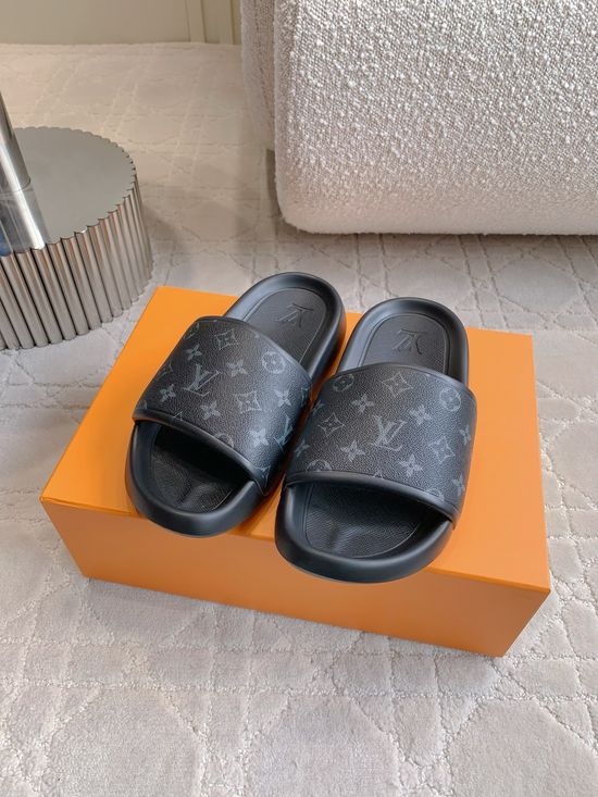 Louis Vuitton Classic Monogram Casual Beach Slides