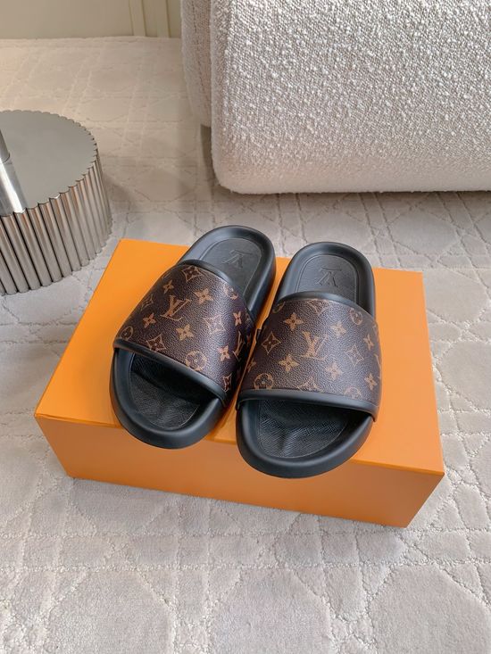 Louis Vuitton Classic Monogram Casual Beach Slides