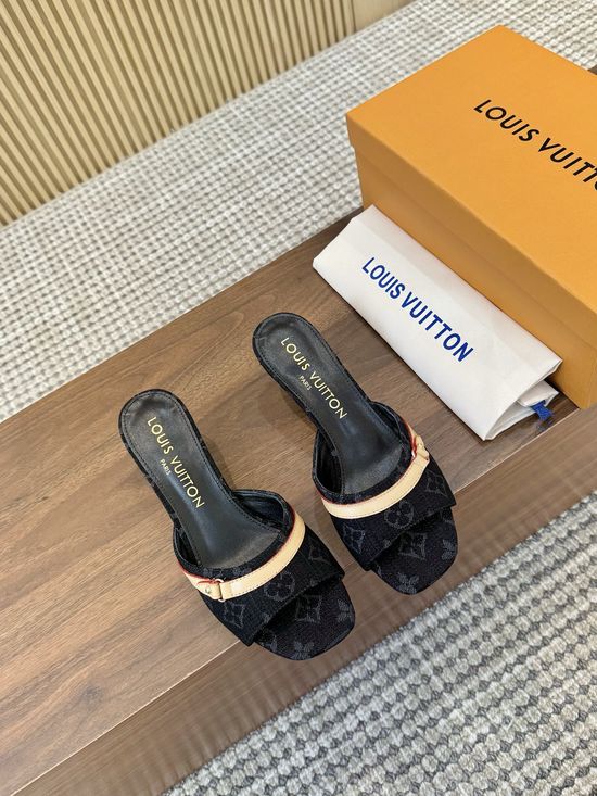 Valentino Elegant Mid Heel Dress Shoes for Daily Wear