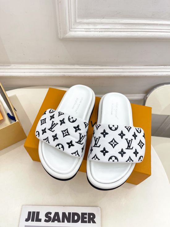 Louis Vuitton Embossed Casual Comfort Slip-On Slides