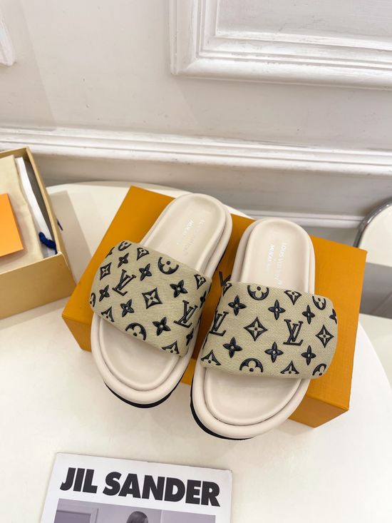 Louis Vuitton Embossed Casual Comfort Slip-On Slides