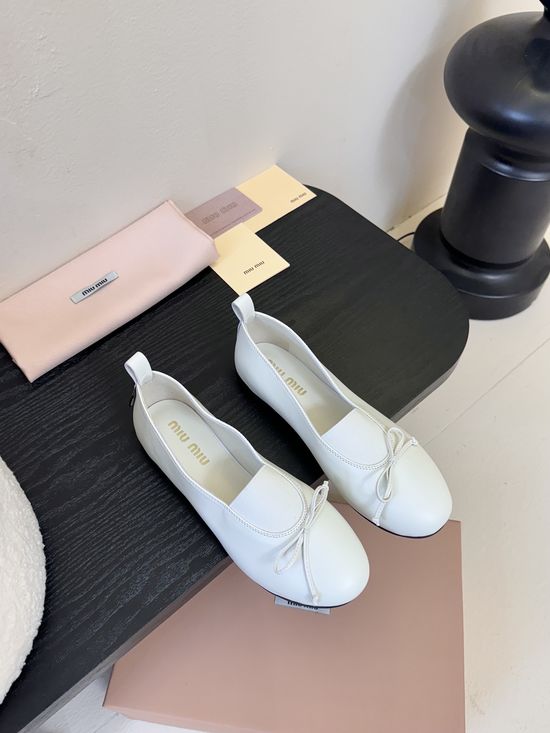 Miu Miu Classic Leather Loafers Elegant Casual Daily Wear Shoes