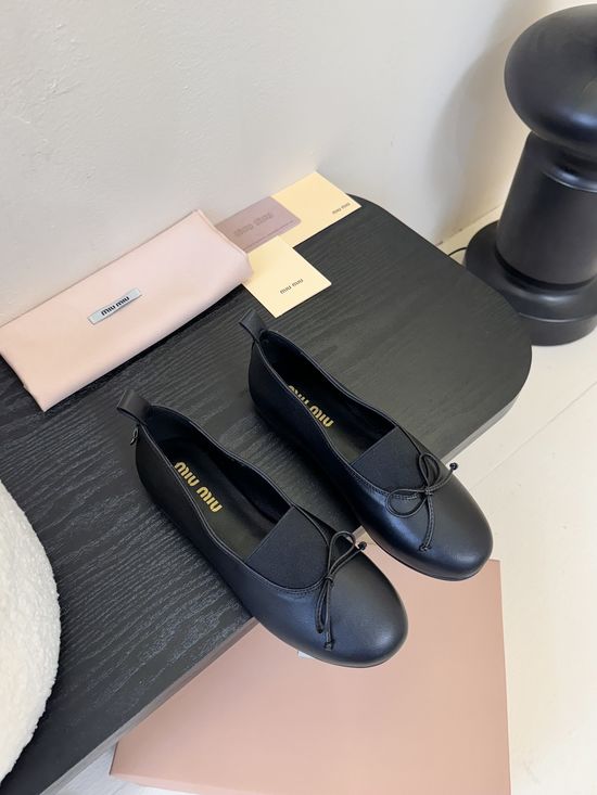 Miu Miu Classic Leather Loafers Elegant Casual Daily Wear Shoes