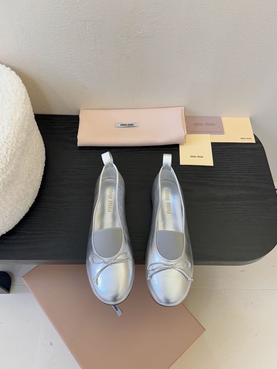 Miu Miu Classic Leather Loafers Elegant Casual Daily Wear Shoes